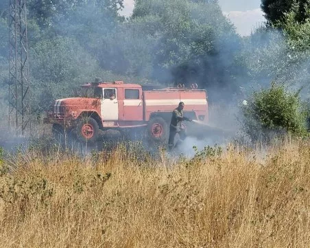 Неизправен камион предизвика голям пожар край Велико Търново