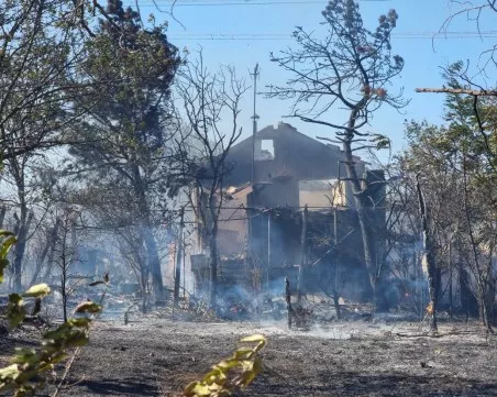 Овладяха пожара в Българово, има задържан