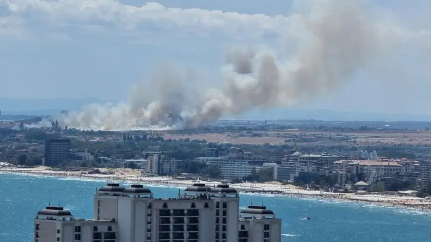Пожар гори край Аквапарка в Несебър
