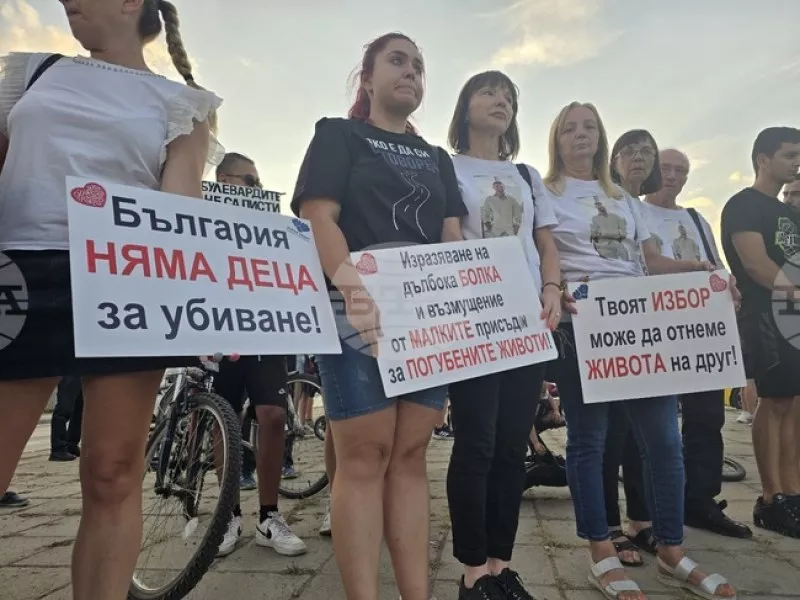Минута мълчание на мястото, на което кола се вряза в автобус в София и уби човек