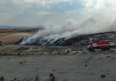 Потушиха пожара на сметището в Шишманци