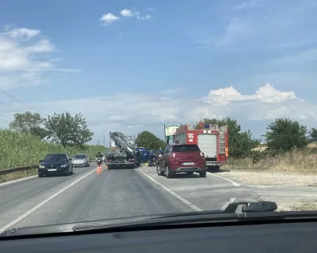 Тежка катастрофа край Пловдив, пожарникари режат ламарините