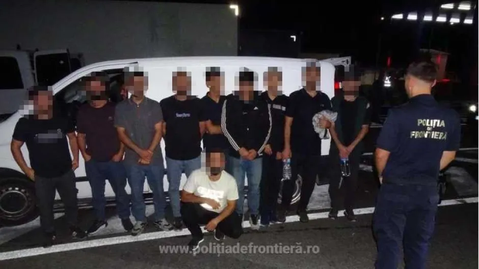 Задържаха 10 мигранти  в Румъния, натъпкани във ван с българска регистрация