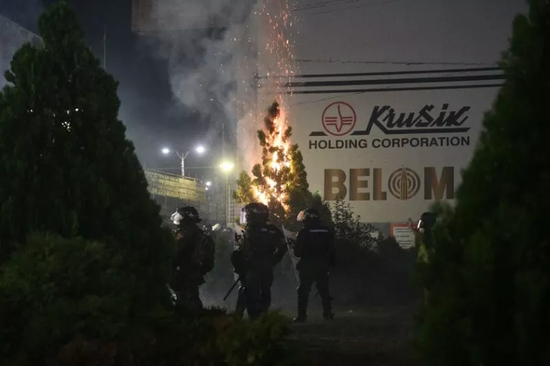 Арести и ранени полицаи на протестите в Сърбия