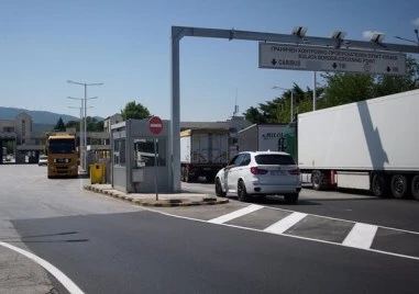 Задържаха сърбин преди граничния пункт Кулата а в автомобила пътуващ