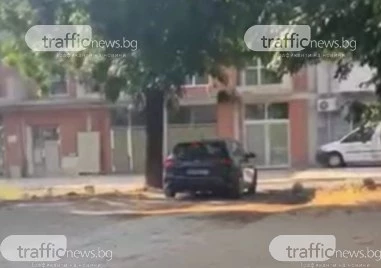 Автомобили газят тротоари и зелени площи в Смирненски, за да паркират
