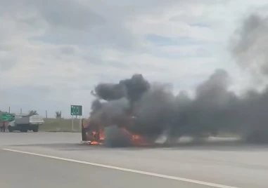 Кола избухна в пламъци на АМ Струма СНИМКИ