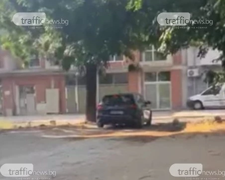 Автомобили газят тротоари и зелени площи в Смирненски, за да паркират