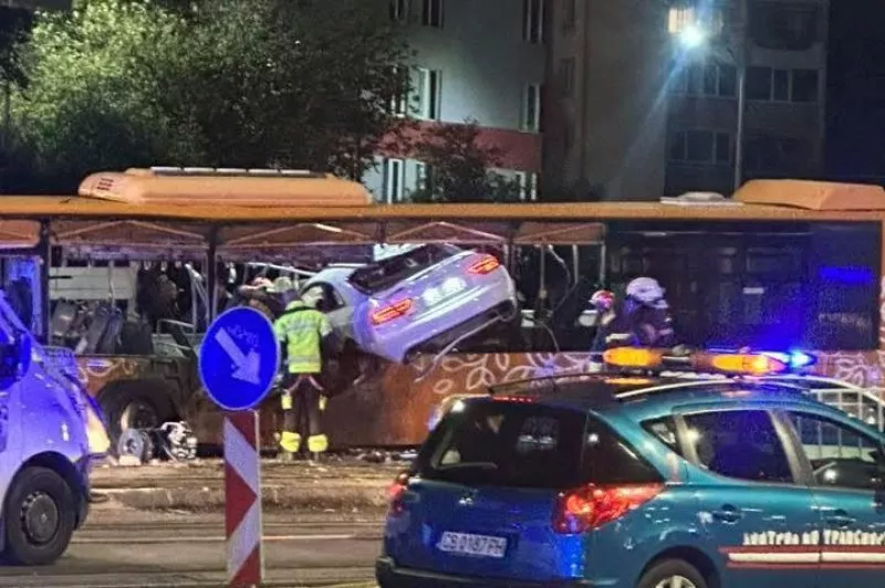 На командно дишане е шофьорът на автобуса, в който се вряза кола в София
