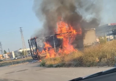 ТИР се запали на входа на Пазарджик СНИМКА