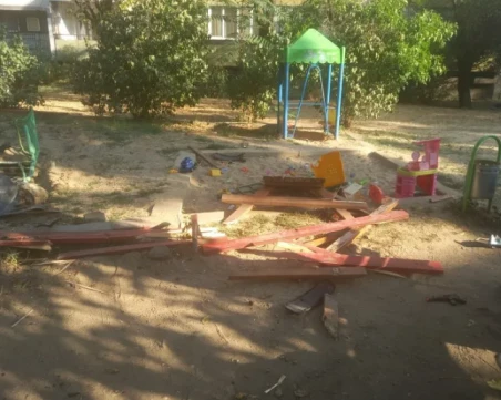Екшън в столицата: Мъж поля жена с бензин, последва гонка и катастрофа