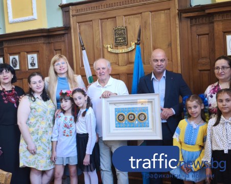 Украинската общност подари на Пловдив картина със слънчогледи - символ на светлината