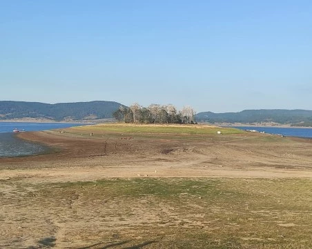 Язовир Батак пресъхва! Островът на водоема се сля с брега