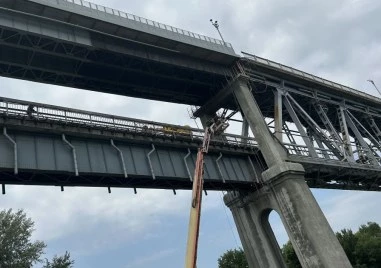 Буря завъртя фургон на Дунав мост, движението беше блокирано