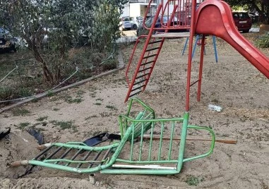 Детската площадка, в която се вряза шофьор, била пълна с деца и родители минути преди инцидента