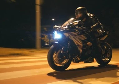 25 годишен моторист бе задържан след зрелищно преследване в центъра на