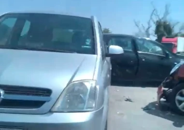 Верижна катастрофа затруднява движението в Коматево