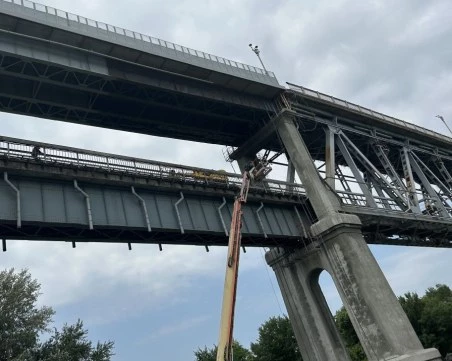 Буря завъртя фургон на Дунав мост, движението беше блокирано