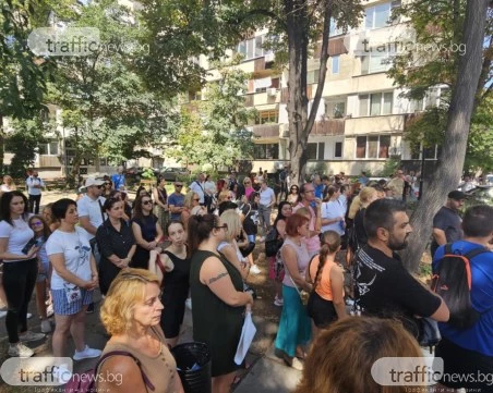 Десетки се събраха пред съда в Пловдив, искат справедливост за семейството, пометено от АТВ ВИДО