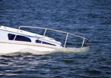 Спасиха капитан на яхта, обърнала се в морето край Бургас