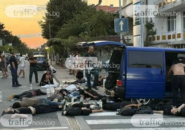 Зрелищно! Бус, натъпкан с 30 бежанци, се вряза в автомобили в центъра на Лозенец след гонка