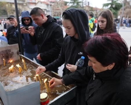 Родители почетоха паметта на загиналите си деца в Кочани