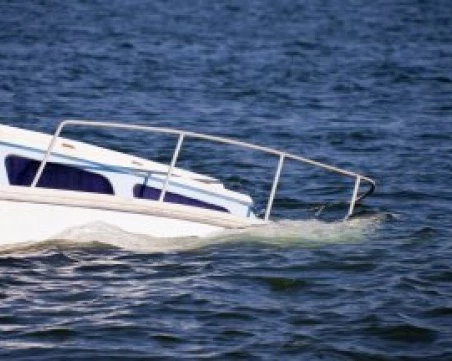 Спасиха капитан на яхта, обърнала се в морето край Бургас