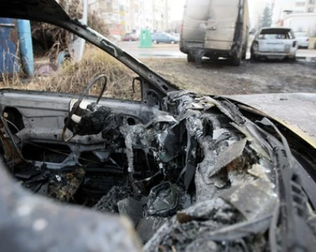 Задържаха мъж, запалил няколко автомобила в два жилищни комплекса в Бургас