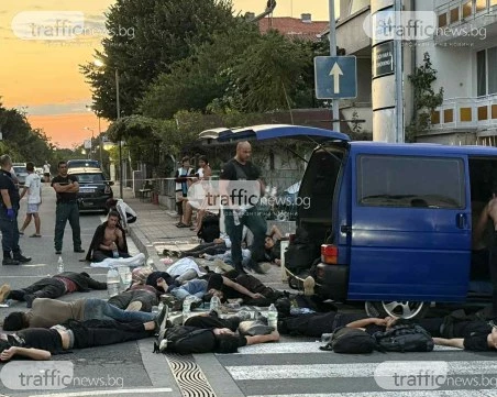 Зрелищно! Бус, натъпкан с 30 бежанци, се вряза в автомобили в центъра на Лозенец след гонка