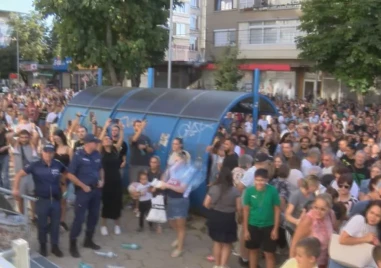Плевенчани на протест: Към сградата на ВиК полетяха празни бутилки и туби от вода