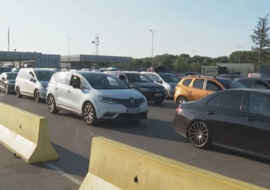 Стотици автомобили се трупат на „Капитан Андреево – гастарбайтерите се прибират