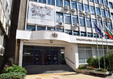Заетостта при младите и необразованите намалява