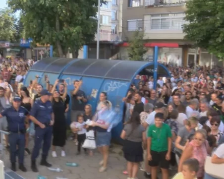 Плевенчани на протест: Към сградата на ВиК полетяха празни бутилки и туби от вода