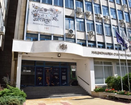 Заетостта при младите и необразованите намалява