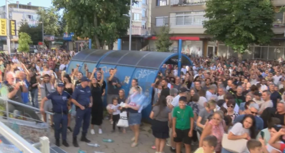 Плевенчани на протест: Към сградата на ВиК полетяха празни бутилки и туби от вода