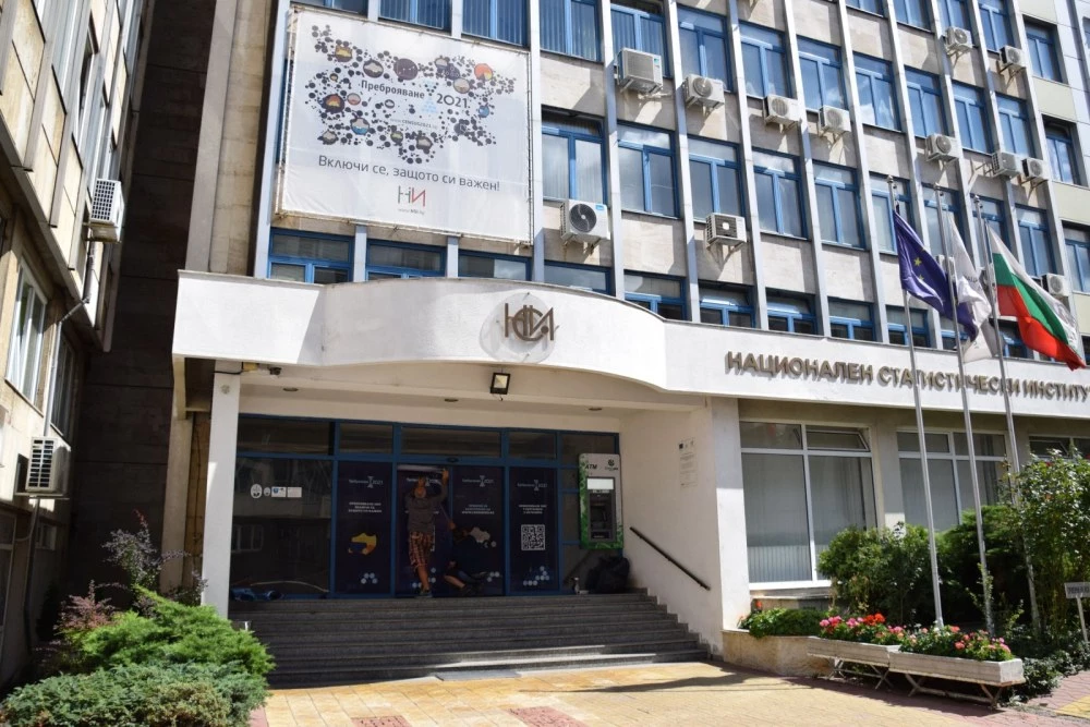 Заетостта при младите и необразованите намалява