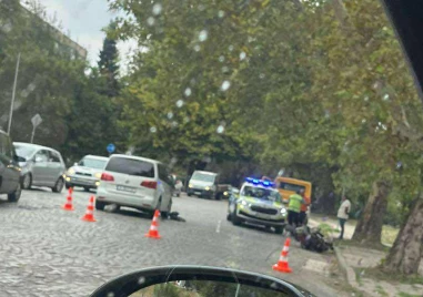 Моторист е в болница след катастрофа на пловдивски булевард
