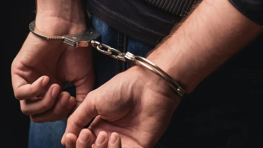 Учител е задържан за блудство с негова ученичка