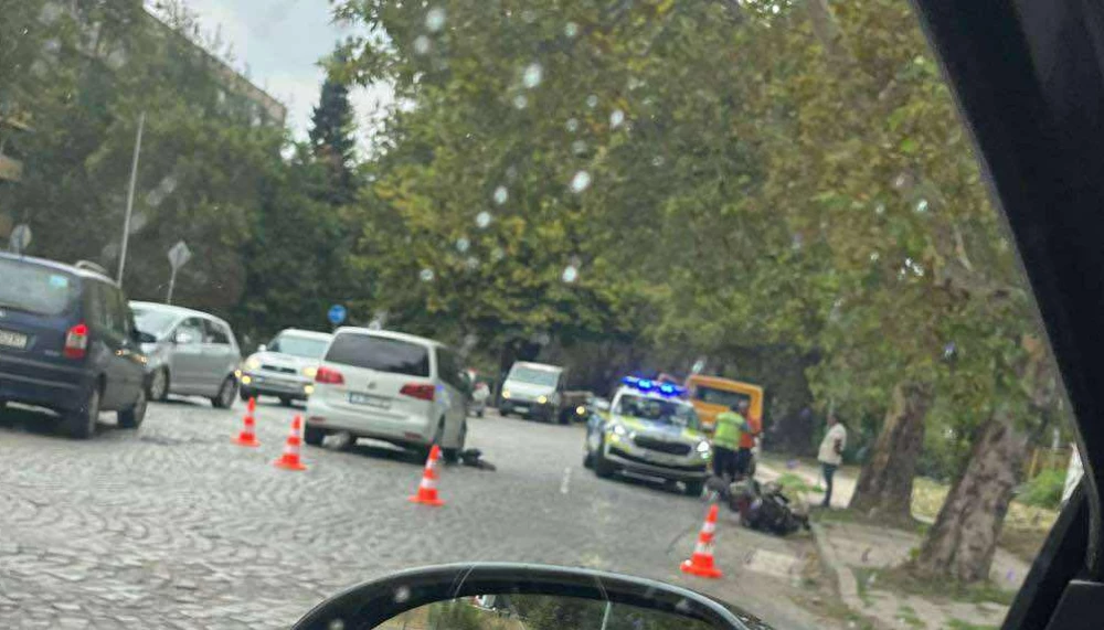 Моторист е в болница след катастрофа на пловдивски булевард