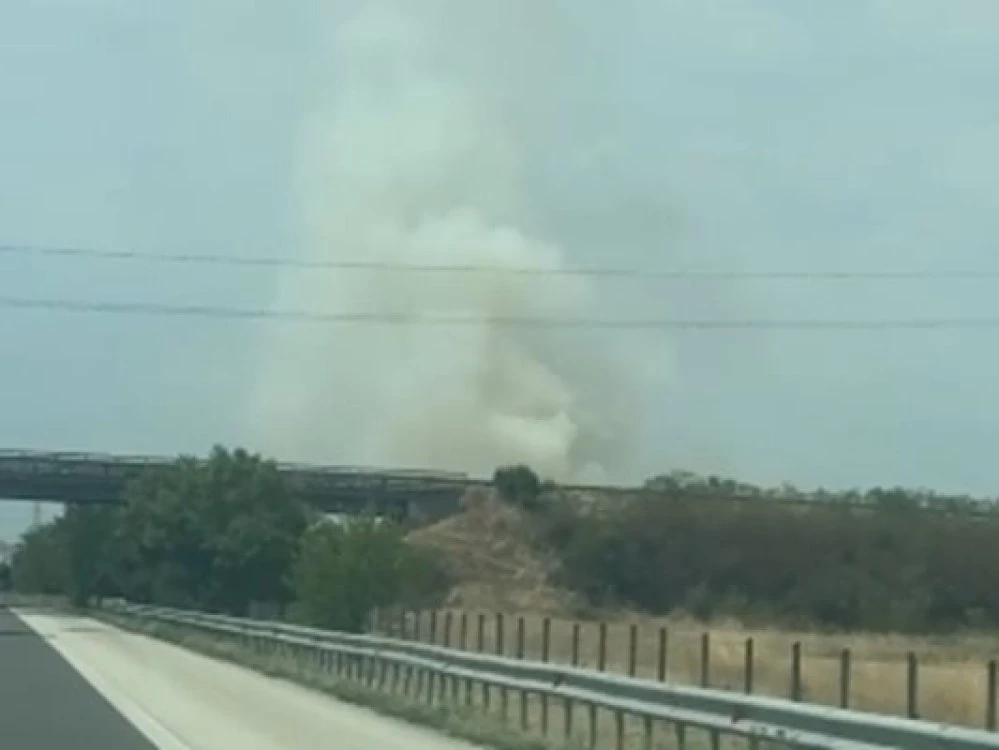 Пламъците са обхванали сухи треви и храсти. Получило се е