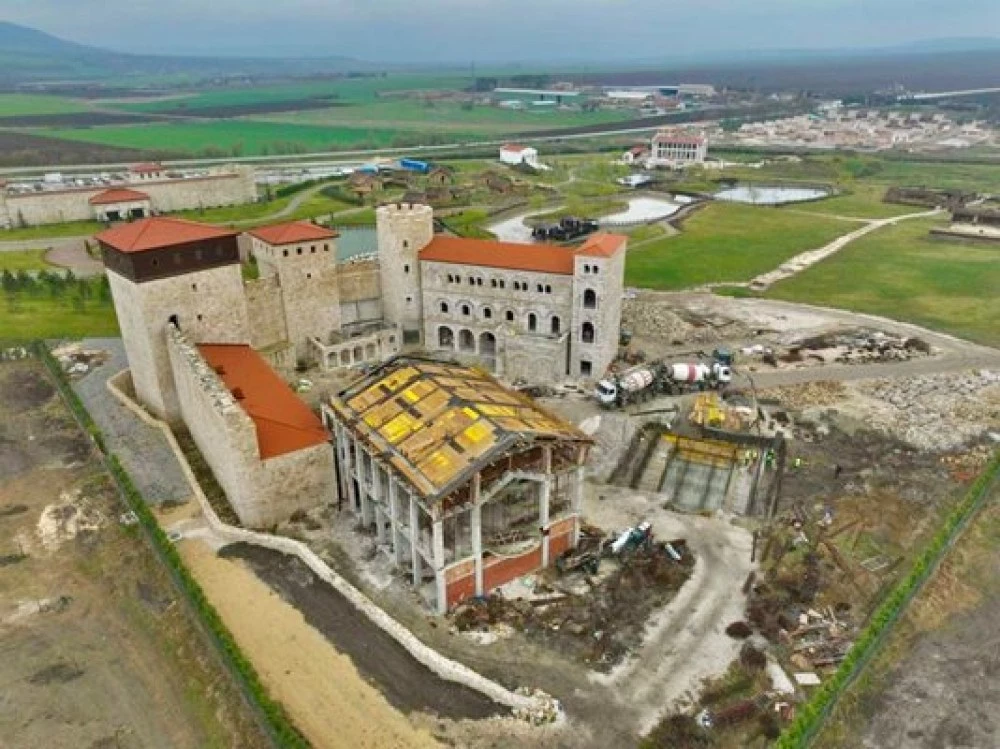 Дружествата около