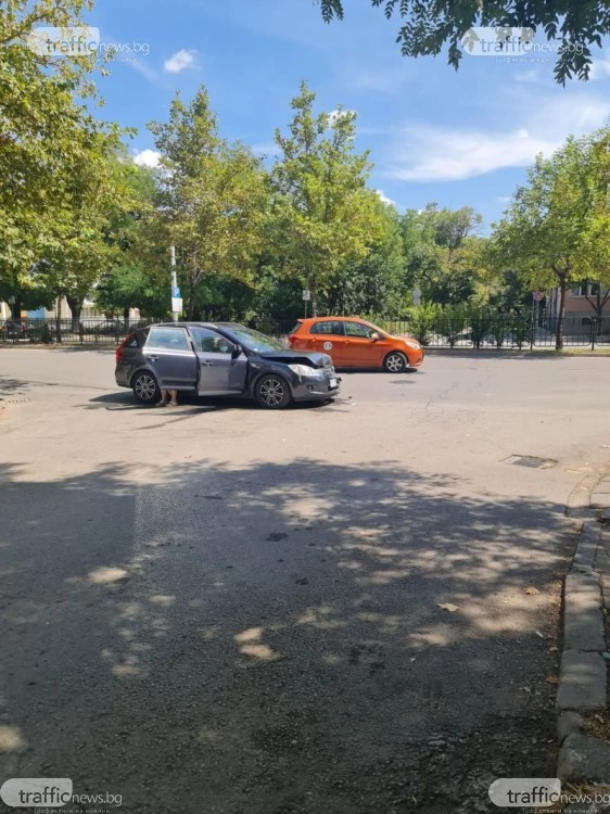 Две коли се удариха на пловдивско кръстовище