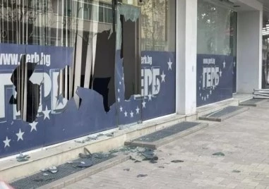 Мъж разби с брадва офиса на ГЕРБ в Добрич