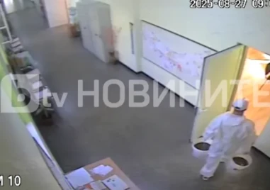 Мъж в скафандър изля кофи с екскременти върху общинска служителка в Димитровград