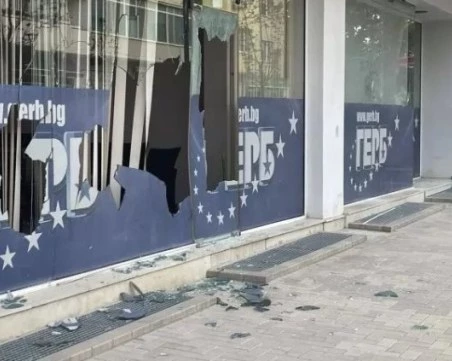 Мъж разби с брадва офиса на ГЕРБ в Добрич