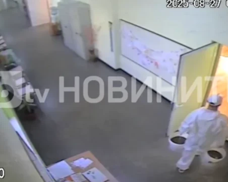 Мъж в скафандър изля кофи с екскременти върху общинска служителка в Димитровград