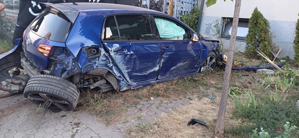 Повдигнаха обвинение на пияния шофьор, забил се в блок в София