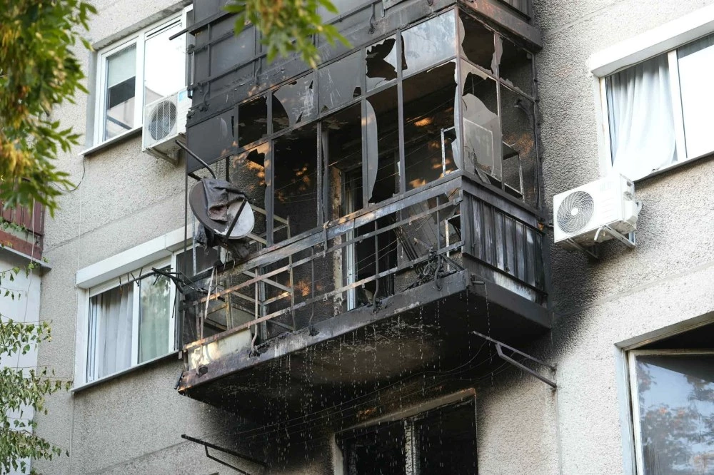 Пожар избухна в блок в София, има пострадал
