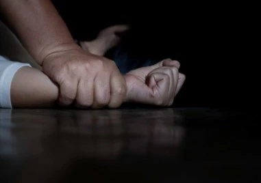 Гледят мярката на учителя, блудствал със своя ученичка в София