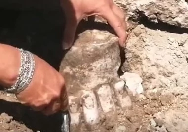 Откриха дяската ръка от статуя на Херакъл в Хераклея Синтика ВИДЕО